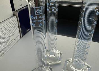 Akcesoria laboratoryjne, szkło laboratoryjne: zlewki, cylindry, butelki