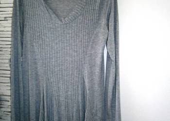 szary długi sweter z dzianiny