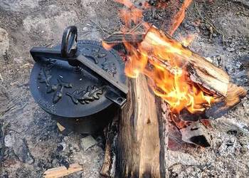 PREZENT KOCIOŁEK ŻELIWNY MYŚLIWSKI 4L GARNEK GRILL PRODUCENT