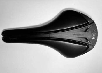 Sprzedam siodełko rowerowe-szosowe firmy FIZIK Antares R5 Versus Evo