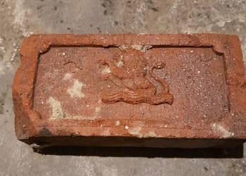 Cegła z sygnaturą