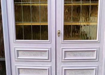 Lawendowy kredens przeszklony biblioteczka