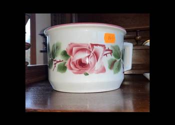 Nocnik z różą. Biała gruba porcelana. Nocnik z różą. Biała gruba porcelana.