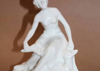 Biała figurka kobiety nr 835