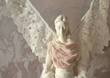 Delikatny Anioł w kolorach ecru i różu z perełkami