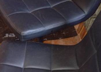 Stół plus dwa krzesła barowe