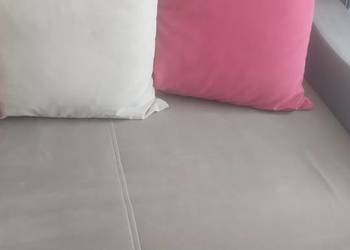 Sofa rozkładana z pojemnikiem na pościel i 5 poduszkami