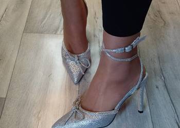 (40) Srebrne, bogato zdobione czółenka wieczorowe z zapięciem, NOWE