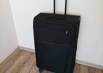 Duża walizka podróżna na kółkach