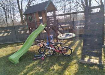 Domek, plac zabaw, rower