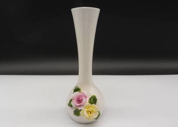 Wazon z porcelany kostnej Staffordshire z różami, ręcznie robiony