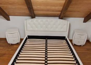 Tapicerowane łóżko z materacem i dwie szafki nocne