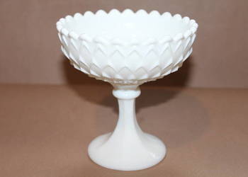 Biała, szklana patera na nodze nr 1411 Biała, szklana patera na nodze nr 1411