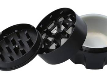 Złoty Młynek do Mielenia Tytoniu Ziół Suszu CBD z Logiem Marihuany Gentelo