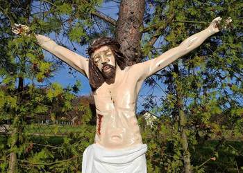 Duża rzeźba Jezusa Chrystusa Ukrzyżowanego