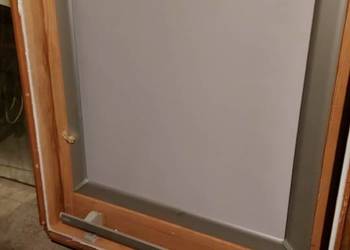 Okno Welux dachowe z ramą i roletą