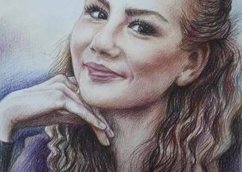 portret ze zdjęcia wykonany kredkami kolorowymi