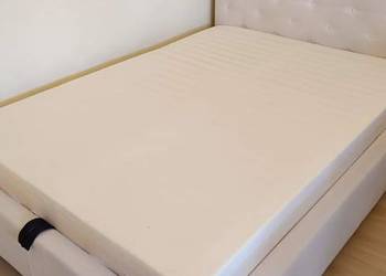 Łóżko do sypialni z pojemnikiem i materacem