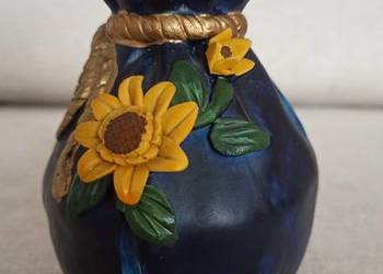 Ceramiczny granatowo złoty wazonik zdobiony słonecznikami