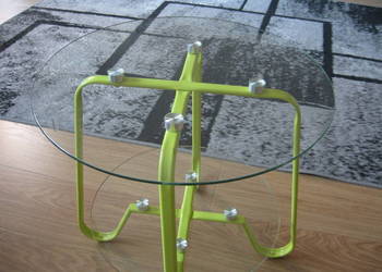 Stolik kawowy z dwoma szklanymi blatami i seledynową podstawą