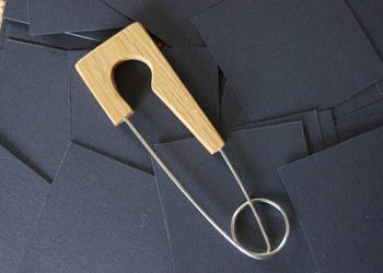 Dębowa agrafka brosza do szala rękodzieło artystyczne