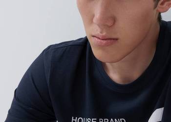 granatowy t-shirt męski z nadrukiem House 