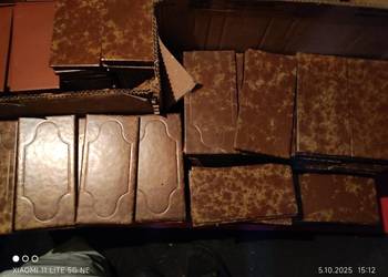 Płytki ścienne i podłogowe.