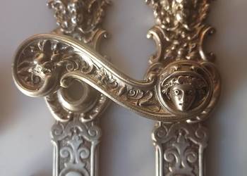 Komplet klamek dużych, mosiężnych do drzwi zewnętrznych.