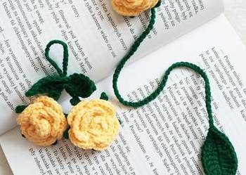 WYPRZEDAŻ Różyczki wykonane na szydełku, brelok, zakładka do książki