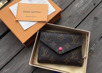 Portfel damski LV Victorine monogram Louis Vuitton skóra różowy środek