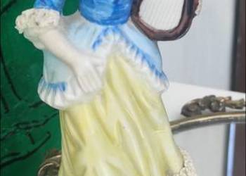 Vintage porcelanowa figurka wiktoriańska dama z lirą
Wysokość 20 cm 
Średni Vintage porcelanowa figurka wiktoriańska dama z lirą
Wysokość 20 cm 
Średni