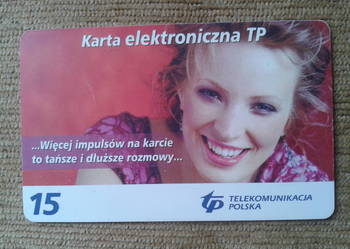 KOBIETA NA CHIPOWEJ KARCIE TELEFONICZNEJ