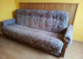 Wersalka rozkładana z pojemnikiem na pościel.