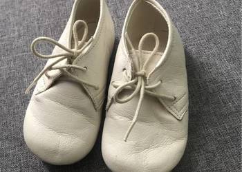 Kremowe buciki dla dziewczynki do chrztu