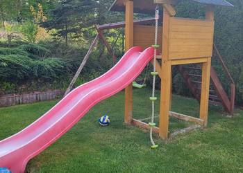 Plac zabaw dla dzieci zjeżdżalnia hustawka