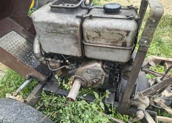 Traktor sam pozostałości