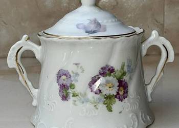 Cukiernica duża. Secesja.  Z białej porcelany.   Delikatne zlocona.  Relief