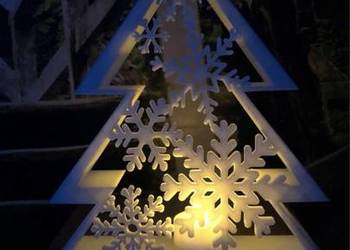 Choinka z tłem w śnieżki lampion