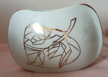 Wazon ze złotym liściem. Syg. SL 2000. Na białej porcelanie Wazon ze złotym liściem. Syg. SL 2000. Na białej porcelanie