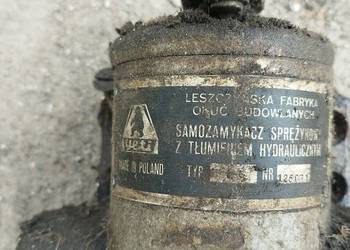 Stary samozamykacz sprężynowy do drzwi