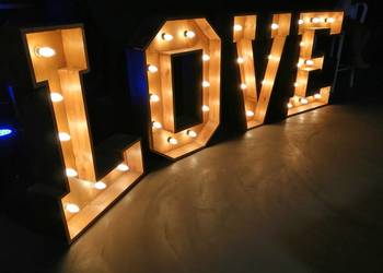 Napis LOVE rustykalny drewniany piękne naturalne światło