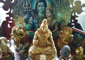 Figurki hinduskie wraz z ołtarzykiem