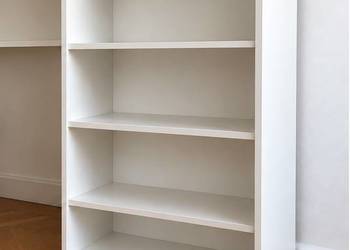 Biały regał IKEA na książki