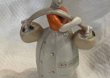 Porcelanowa figurka kobieta w stroju ludowym z nosidłami