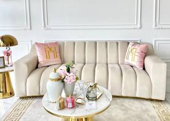 Ekskluzywna sofa beżowa 3 osobowa na złotej nodze