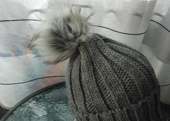 Czapka damska z pomponem szara
