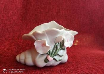 Muszla porcelanowa. Syg.Naczyńko, wazonik. Biała porcelana