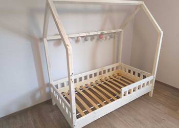 Łóżeczko dziecięce.