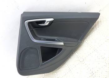 BOCZEK DRZWI LEWY TYŁ VOLVO V60 I 8635883 Kombi 10-18 TAPICERKA