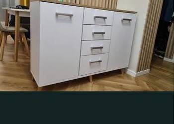 Biała komoda z szufladami i półkami